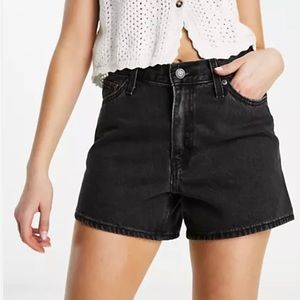 LEVI’S Red Label Mid Length Short Size 31 Levi's 80s mom shorts in black wash.